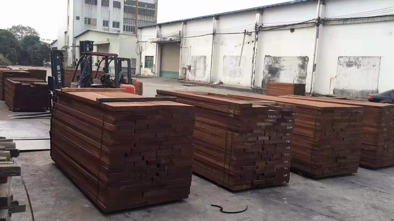 跨年即將來臨，匆忙補貨為月底沖刺做準(zhǔn)備